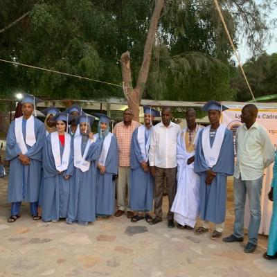 Diplômés en compagnie de professeurs