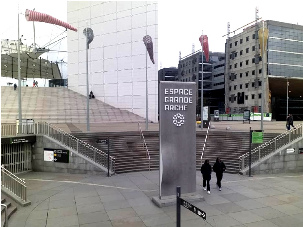 A la Grande Arche de La Défense ...