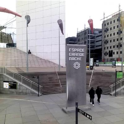 A la Grande Arche de La Défense ...